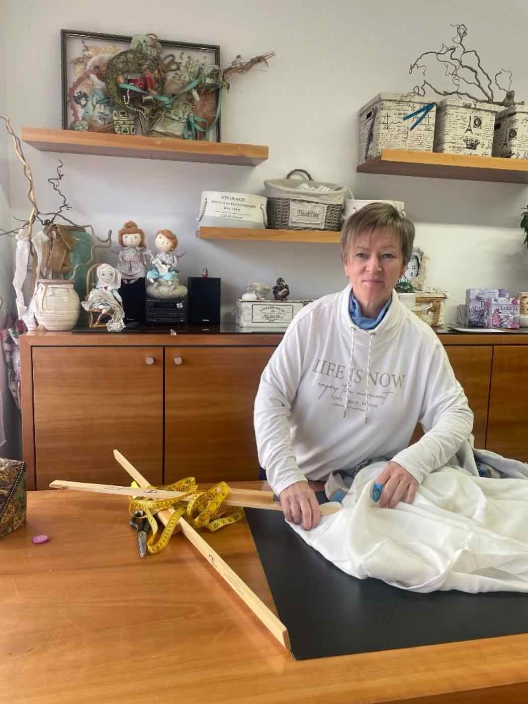 Elena, Inhaberin von Lenas Änderungsschneiderei, am Zuschneidetisch in ihrem Atelier in München