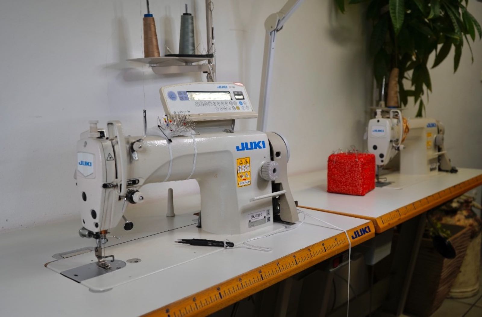 Industrie-Nähmaschine JUKI am Arbeitsplatz von Lenas Änderungsschneiderei