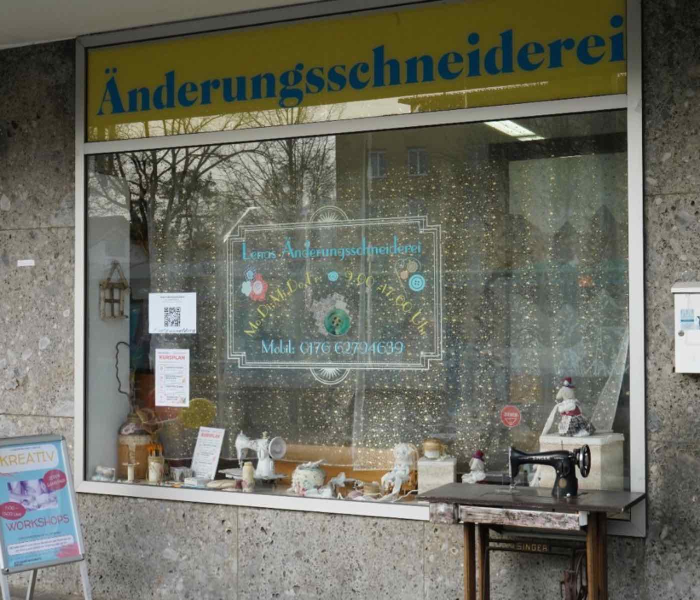 Vintage Singer-Nähmaschine im Schaufenster von Lenas Änderungsschneiderei