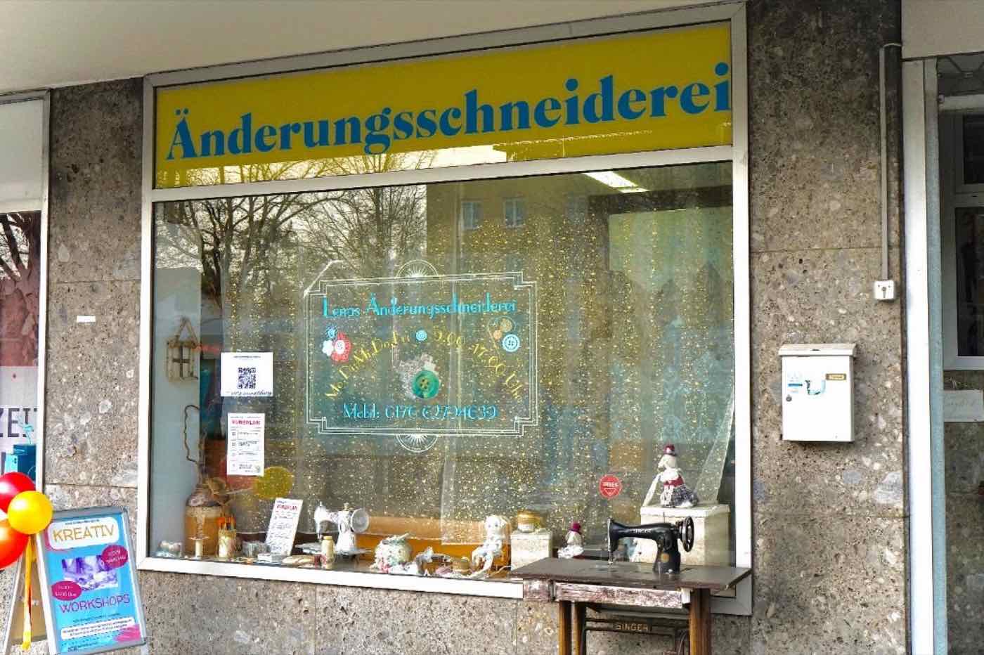 Aufsteller Kreativ-Workshops und Schaufenster von Lenas Änderungsschneiderei