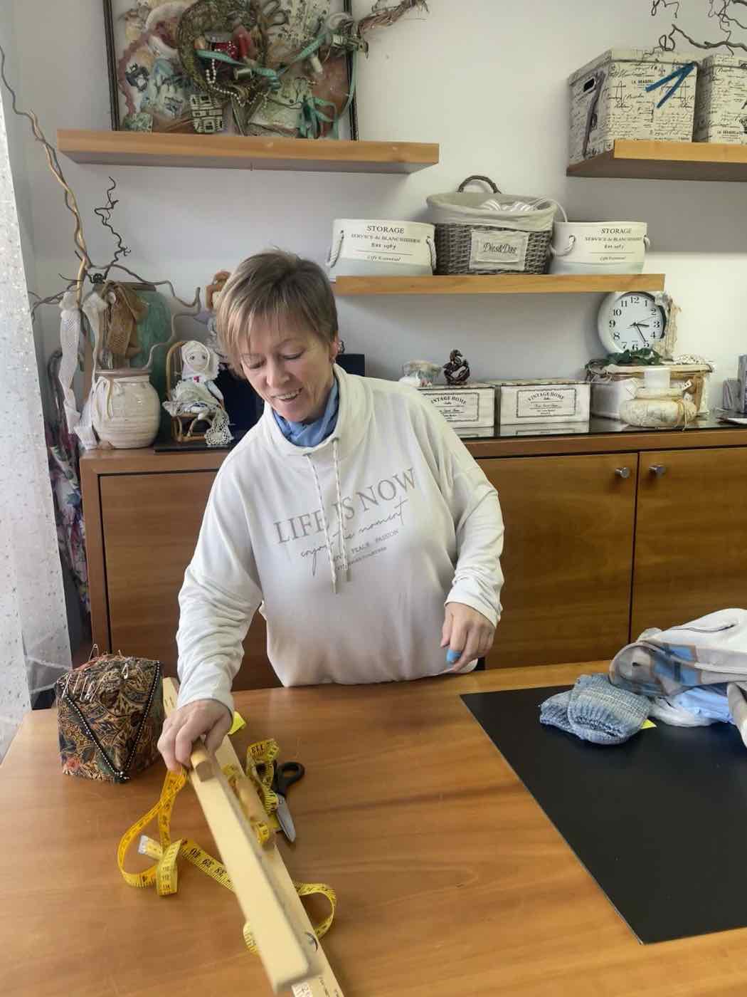 Schaufenster von Lenas Änderungsschneiderei in der Sudetendeutschestr. 8A, München